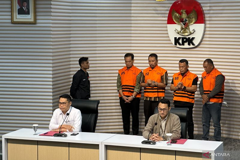 Baju tahanan, (kiri-kanan) Direktur RSUD Dr. Harjono Ponorogo Yunus Mahatma, Sekda Ponorogo Agus Pramono, Bupati Ponorogo Sugiri Sancoko, serta Sucipto selaku pihak swasta atau rekanan RSUD Ponorogo.