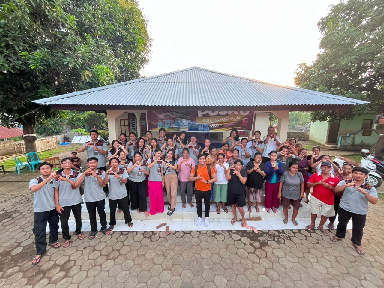 Masyarakat Desa Panji Anom saat diedukasi pengelolaan sampah pada Sabtu (8/11)