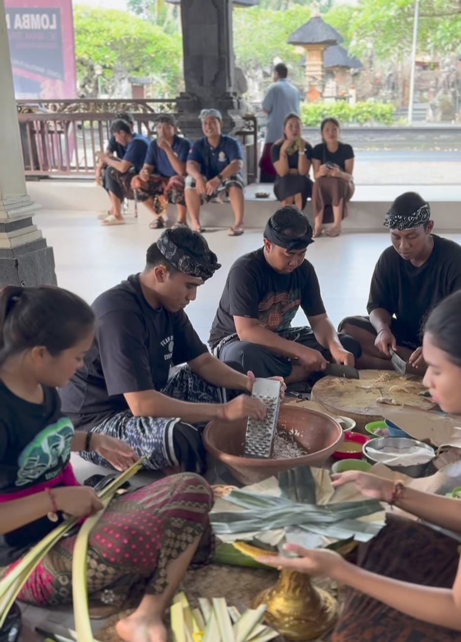 TRADISI : STT di Desa Guwang pertahankan tradisi ngelawar dalam memperingati Hari Pahlawan.
