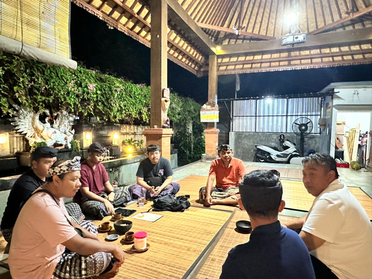 ASPIRASI : Panitia Event Sayan Nguni saat menyampaikan aspirasi dengan anggota DPR RI, Nyoman Parta.