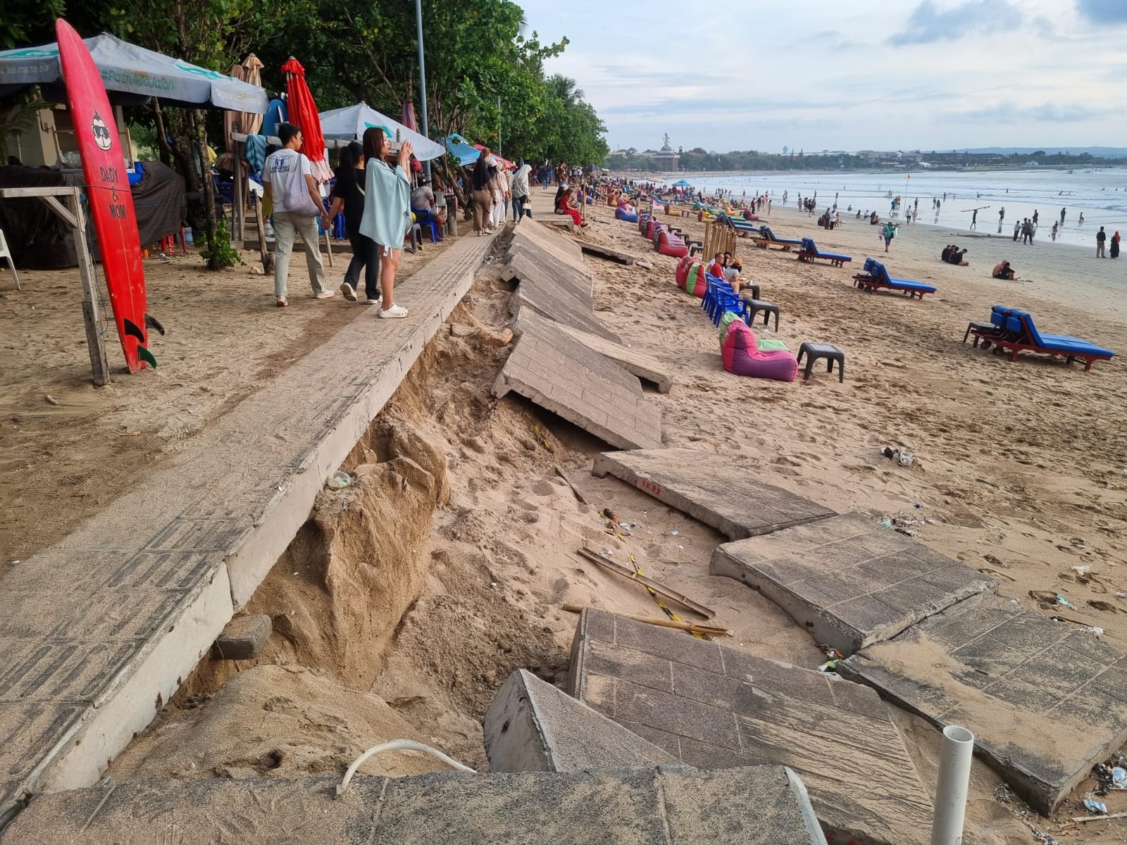 Kondisi Pantai Kuta setelah diterjang ombak pasang, belum lama ini.