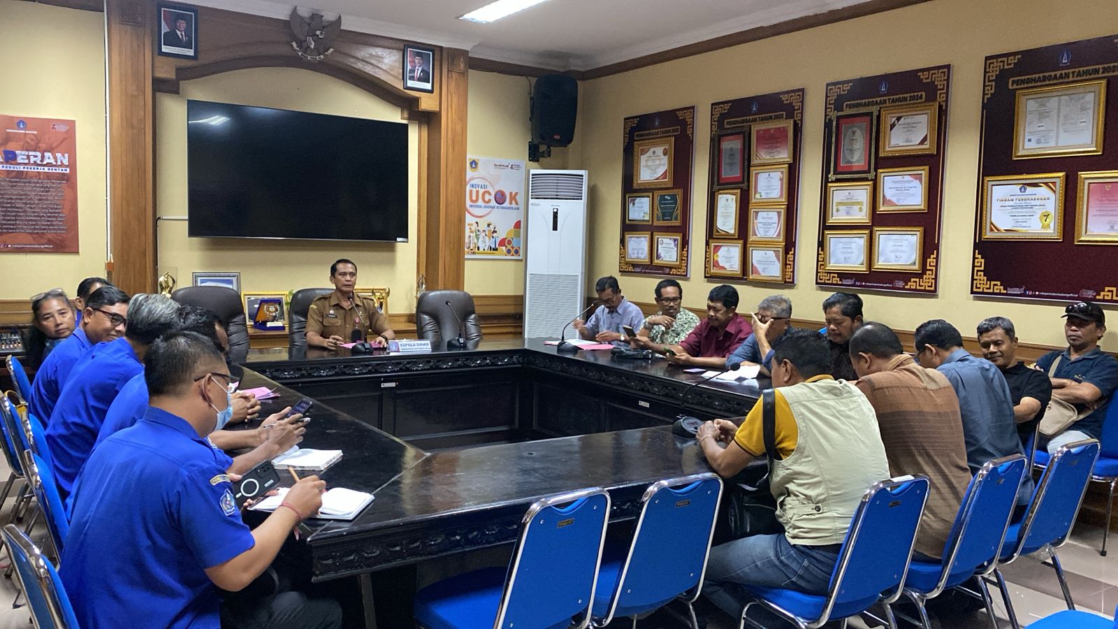 Disperinaker Badung saat memediasi permasalahan Perumda Pasar dan Pangan Mangu Giri Sedana dengan pensiunan, Senin (10/11).