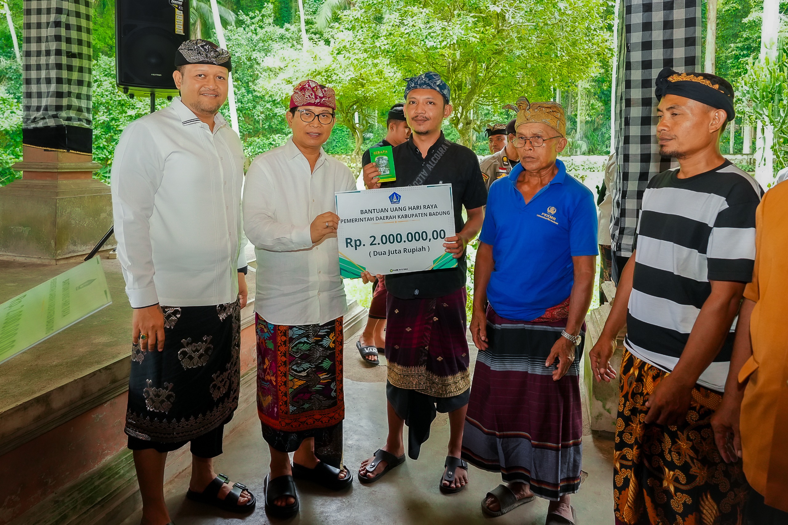 Bupati Adi Arnawa bersama Wabup Bagus Alit Sucipta saat menyerahkan secara simbolis bantuan sosial kepada masyarakat di Wantilan Obyek Wisata Sangeh, Kecamatan Abiansemal, Senin (10/11).