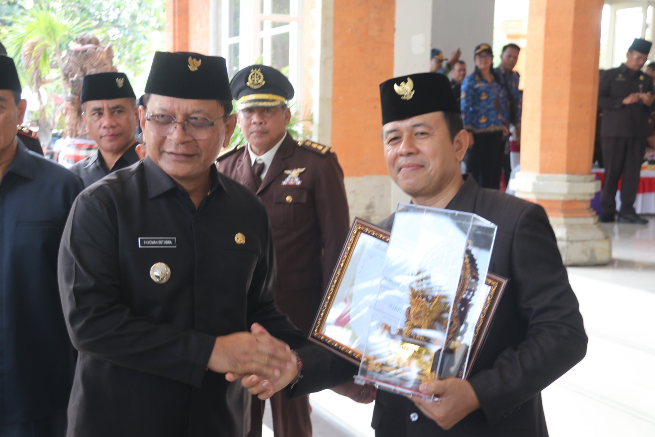 Penyerahan piala dan piagam oleh Pemkab Buleleng untuk OPD dengan inovasi terbaik dalam bidang pelayanan publik.