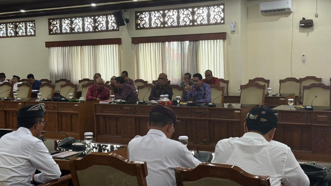 TEGAS: Rapat Dengar Pendapat (RDP) bersama perwakilan manajemen hotel dan instansi terkait di Kantor DPRD Bali, Senin (10/11).