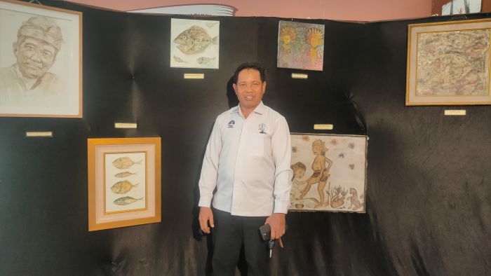 I Ketut Supir yang melukis dengan rempah-rempah
