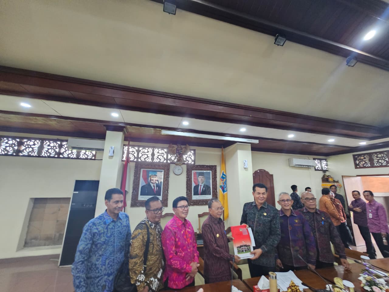 RAHASIA: Ketua DPRD Bali Dewa Made Mahayadnya serahkan hasil rekomendasi Pansus TRAP kepada Gubernur Bali Wayan Koster