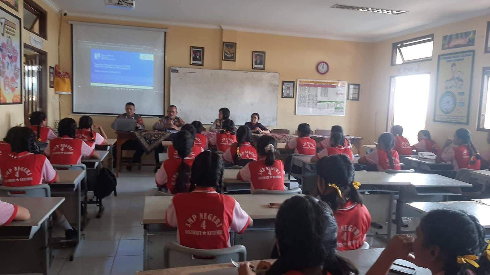 SOSIALISASI : Sosialisasi masuk Sekolah SMA Kemala Taruna Bhayangkara, Selasa (11/11), di SMPN 4 Sukawati.
