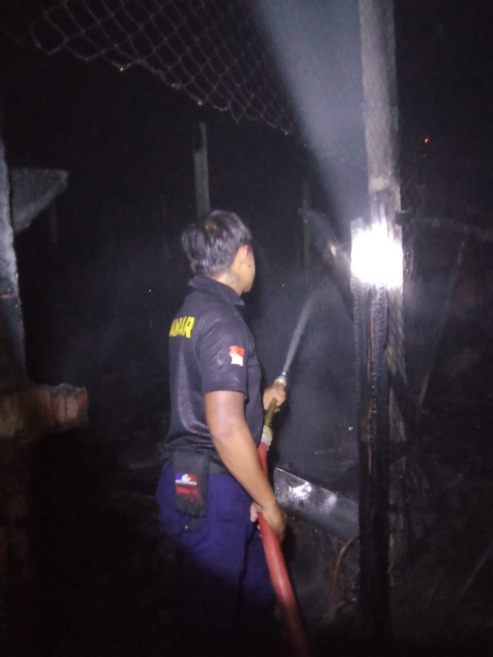 TERBAKAR : Pemadaman kandang ayam yang terbakar di Payangan oleh petugas Damkar Gianyar.