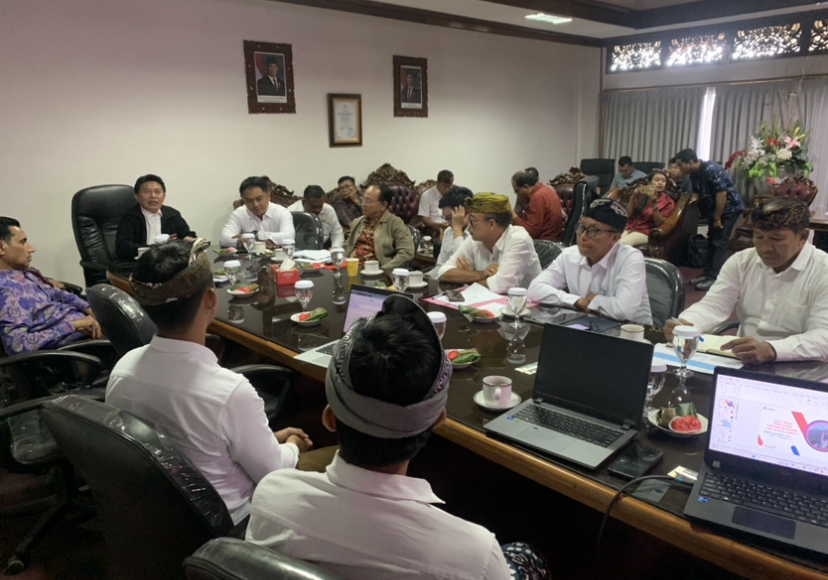 DALAMI: Rapat koordinasi antara Tim Pansus TRAP dan Badan Pengelolaan Keuangan dan Aset Daerah (BPKAD) Provinsi Bali yang digelar di Kantor DPRD Bali, Senin (10/11)