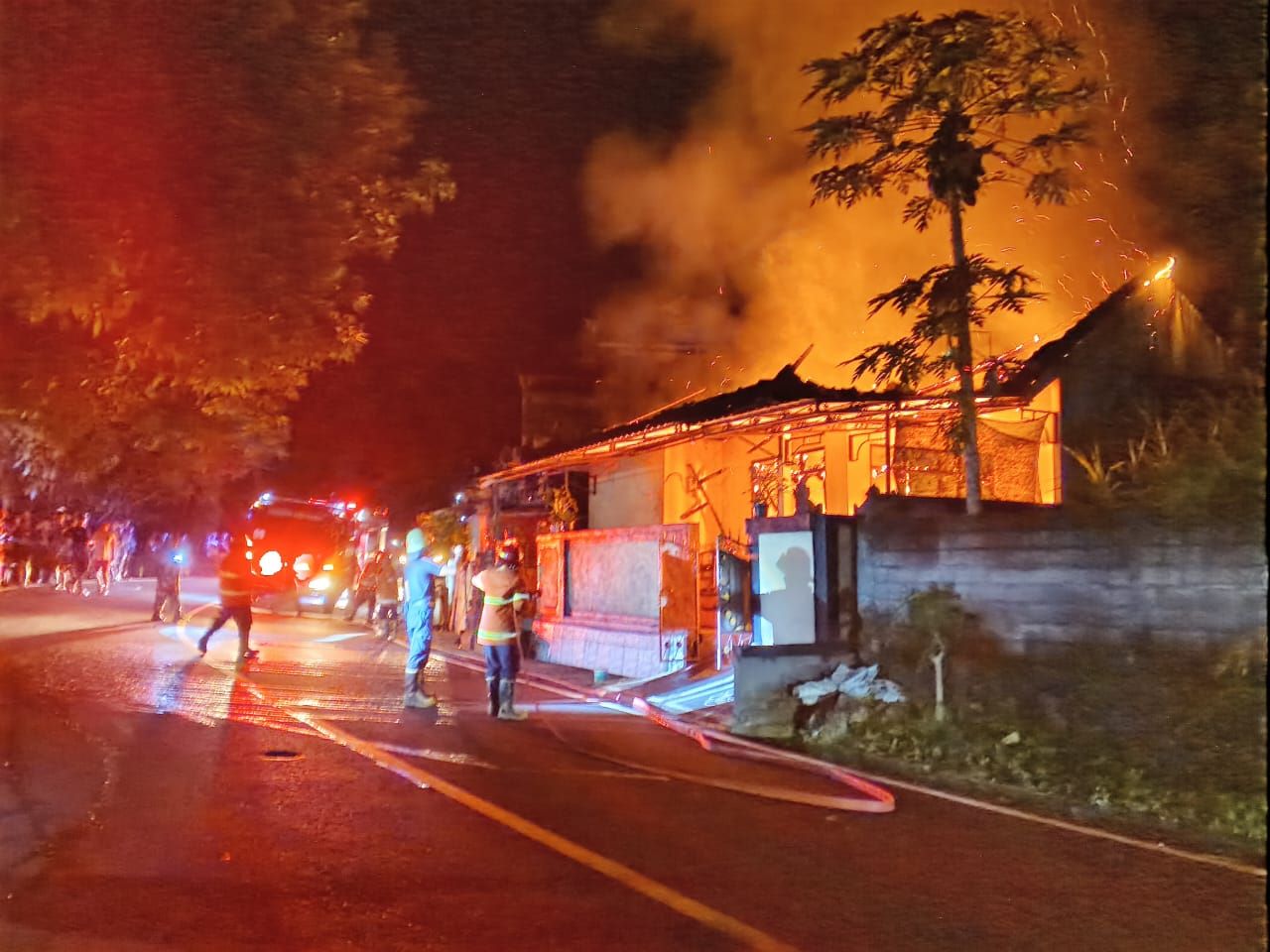 Rumah milik I Wayan Merta di Banjar Dinas Tista Tengah, Desa Tista, Kecamatan Abang, Karangasem mengalami kebakaran, Minggu (9/11/2025) malam.&nbsp;