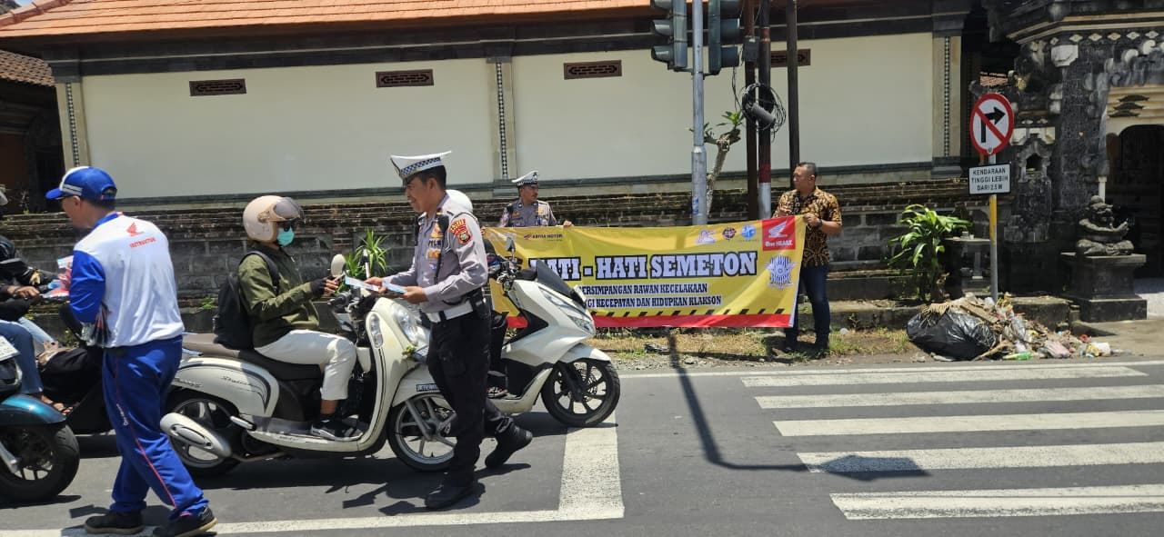 Perkuat kampanye safety riding, Astra Motor Bali bersama Polres Badung memasang plang keselamatan di titik rawan kecelakaan.