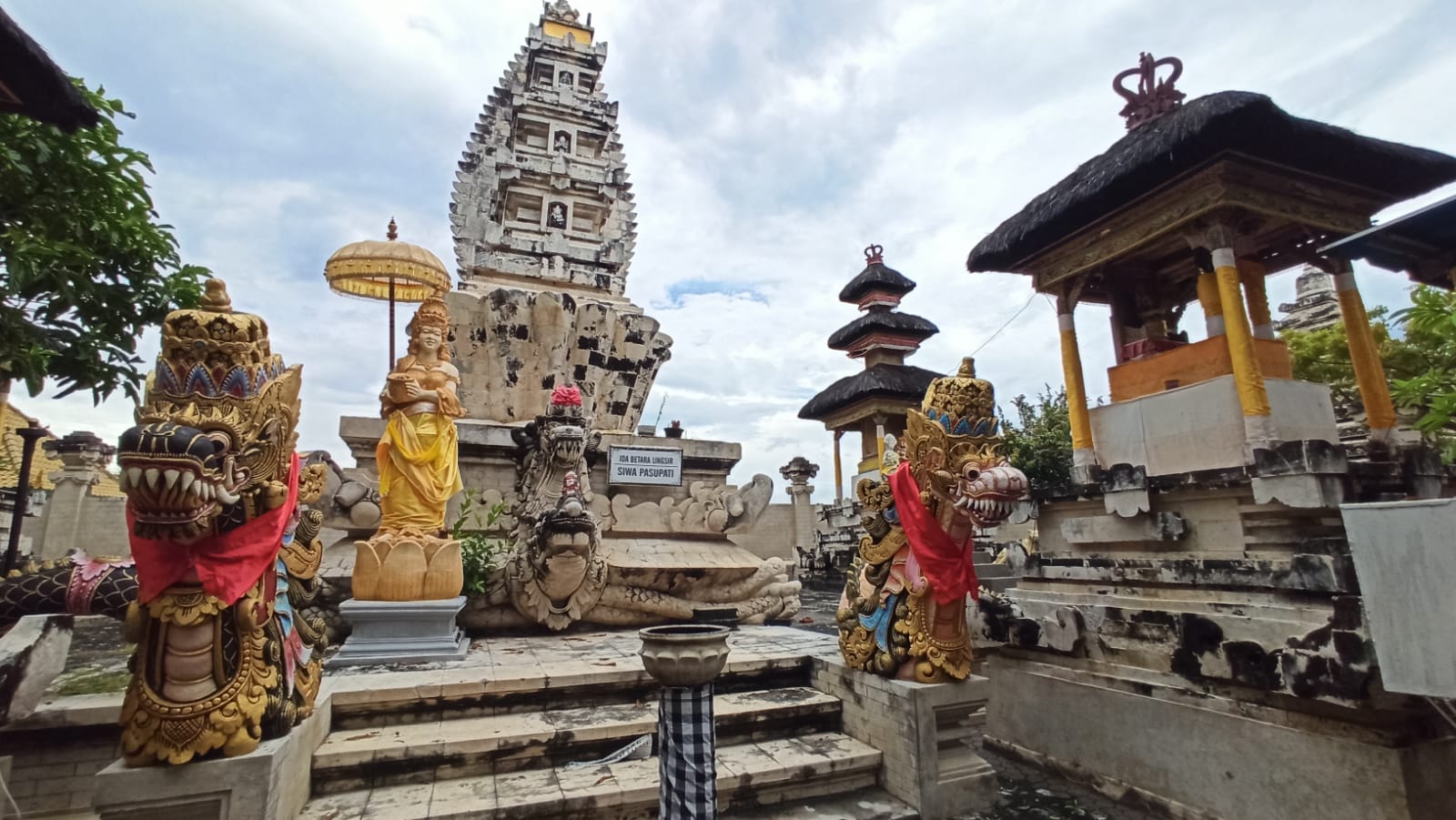 Padmasana yang terdapat di Pura Segara Rupek