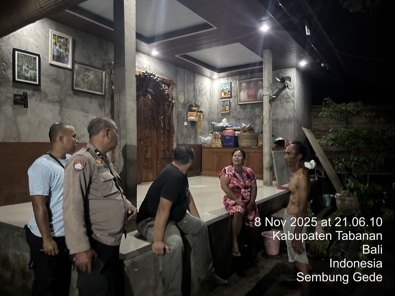 Pihak kepolisian dari Polsek Kerambitan meminta keterangan keluarga korban yang dibuntuti orang tak dikenal.