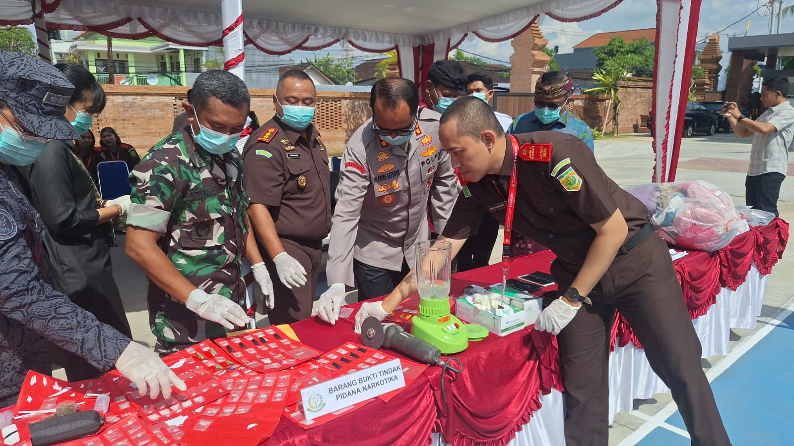 DIMUSNAHKAN: Kejari Klungkung memusnahkan barang bukti yang sudah berkekuatan hukum tetap.