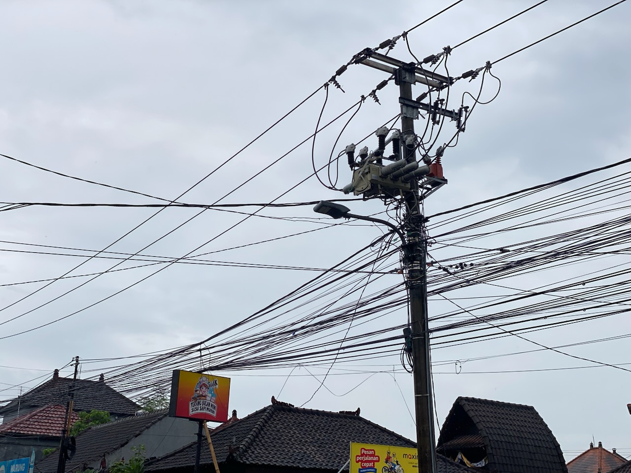 Kabel Sembrawut di Kelurahan Sempidi, Kecamatan Mengwi yang akan dibersihkan.