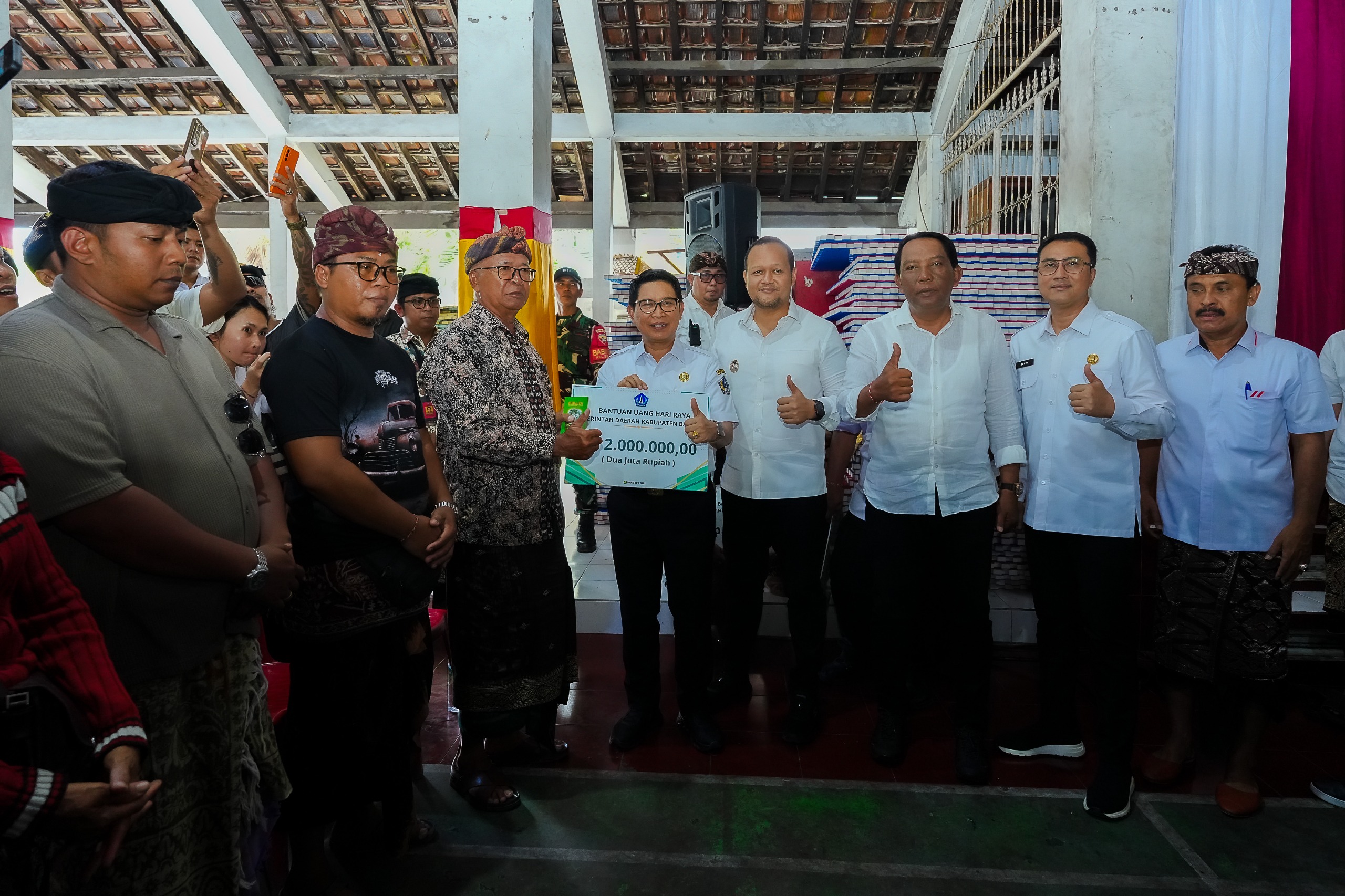 Bupati Adi Arnawa bersama Wabup Bagus Alit Sucipta menyerahkan secara simbolis bantuan Rp 2 juta per KK di Wantilan Banjar Mumbul Kelurahan Benoa, Kuta Selatan, Rabu (12/11).