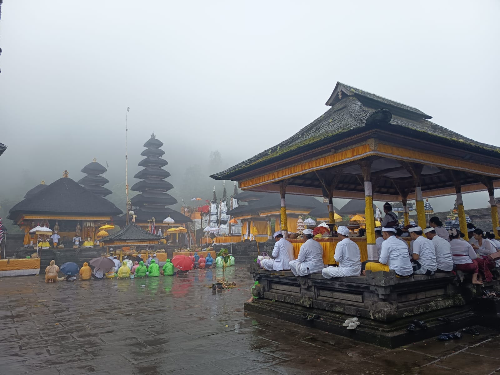 SEMBAHYANG : Pelaksanaan bhakti penganyar di Pura Pasar Agung Besakih Giri Tohlangkir Sebudi, Karangasem.