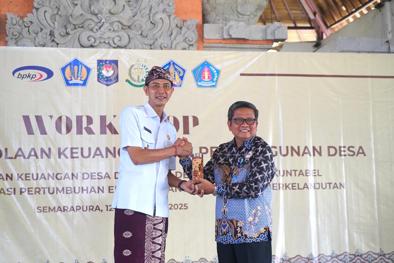 Wakil Bupati Klungkung Tjokorda Gde Surya Putra membuka workshop Evaluasi Pengelolaan Keuangan dan Pembangunan Desa yang digelar di Balai Budaya Ida Dewa Agung Istri Kanya, Rabu (12/11).