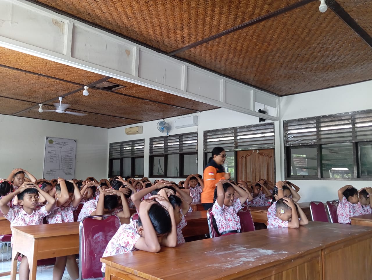 SIMULASI : BPBD Gianyar saat latih siswa SDN Hindu 4 Batuan simulasi hadapi gempa.