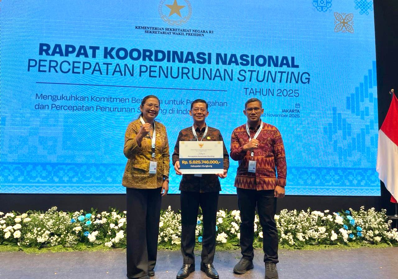Bupati Klungkung I Made Satria menerima penghargaan dalam Percepatan Penurunan Stunting 2025 yang digelar di Auditorium J. Leimena, Gedung Adhyatma, Kementerian Kesehatan, Jakarta, Rabu (12/11).