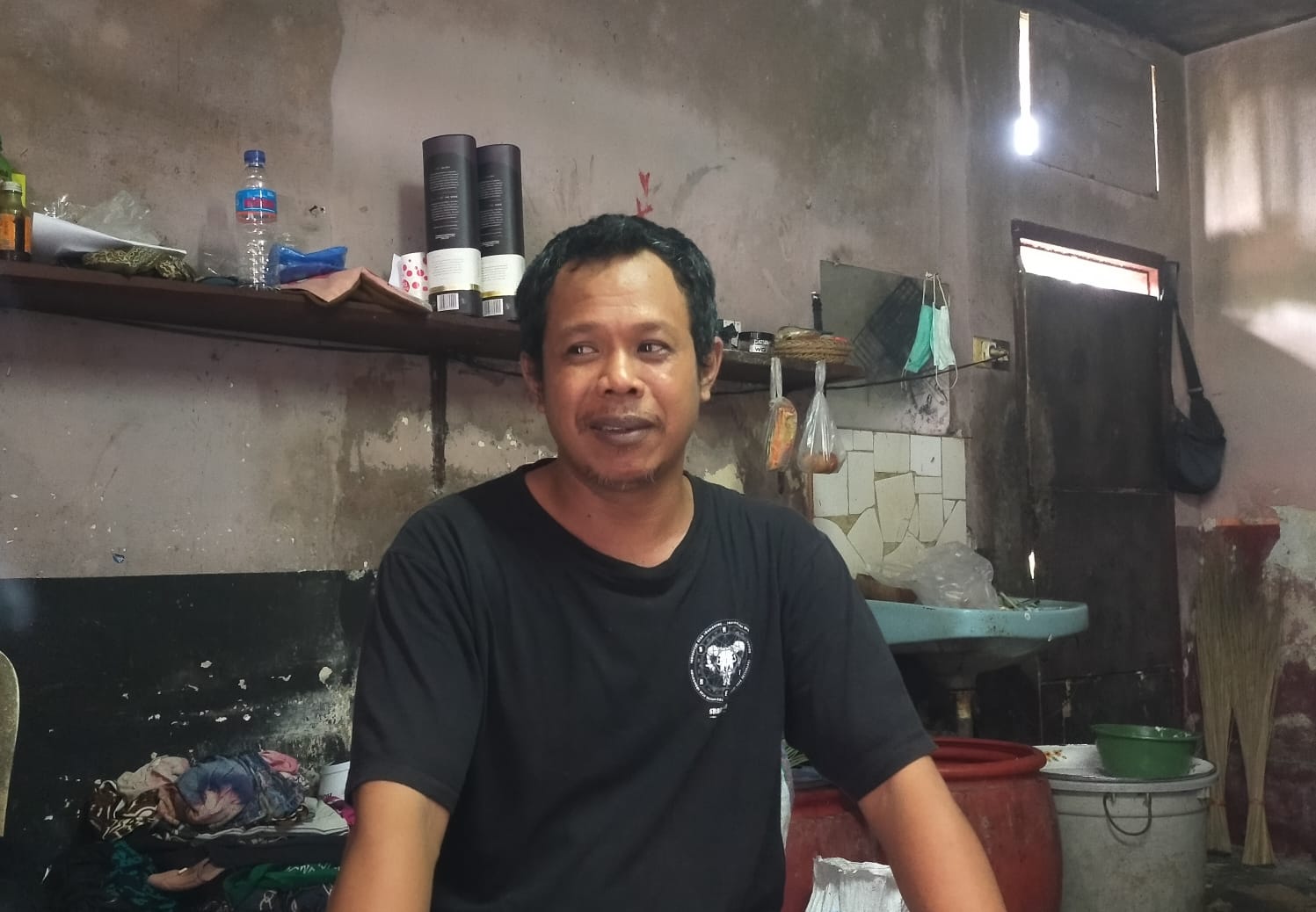 Komang Kariawan menceritakan kisah istrinya berangkat ke Malaysia.