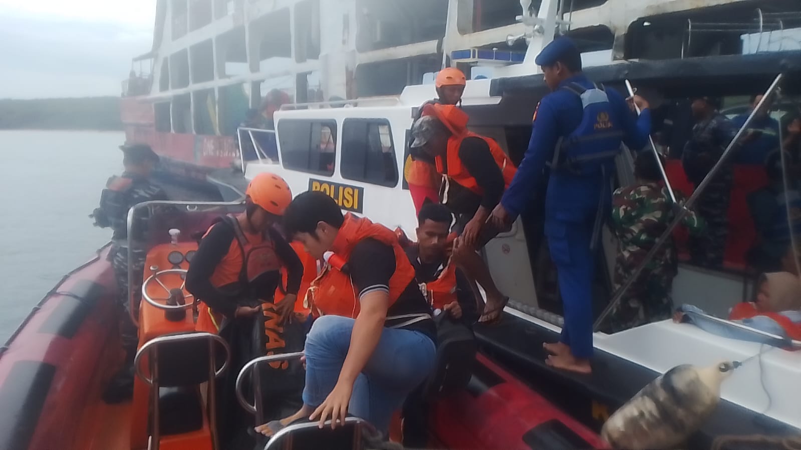 Tim SAR melakukan evakuasi penumpang kapal, KMP Cemerlang 55 di Perairan Gilimanuk, Jembrana, Selasa (11/11/2025).