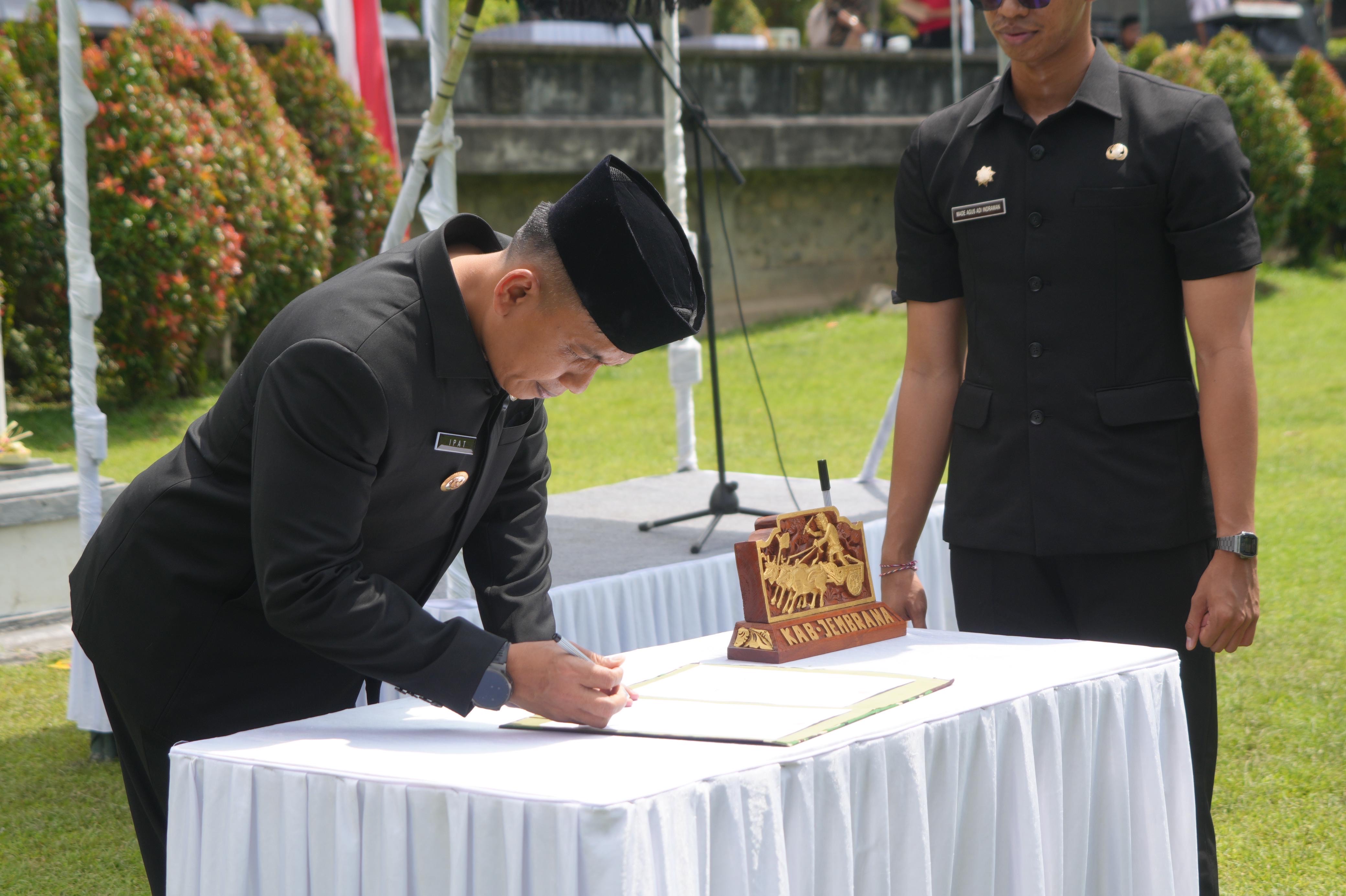 Serah terima pataka I Gusti Ngurah Rai di Jembrana.