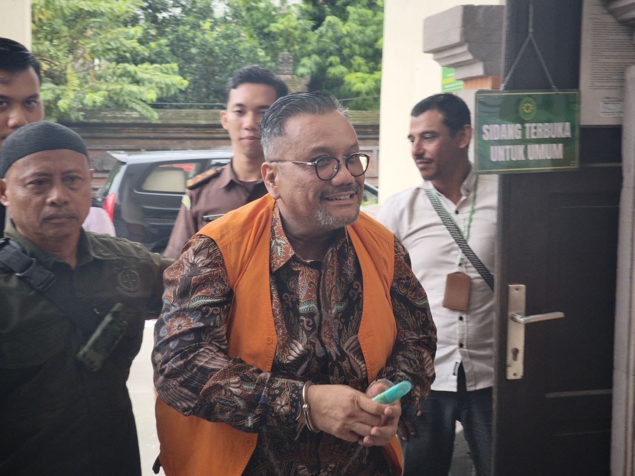 Pengacara kondang Togar Situmorang usai menjalani sidang perdana dalam perkara dugaan penipuan terhadap kliennya di Pengadilan Negeri Denpasar, Kamis (13/11). (Bali Express/I Gede Paramasutha)