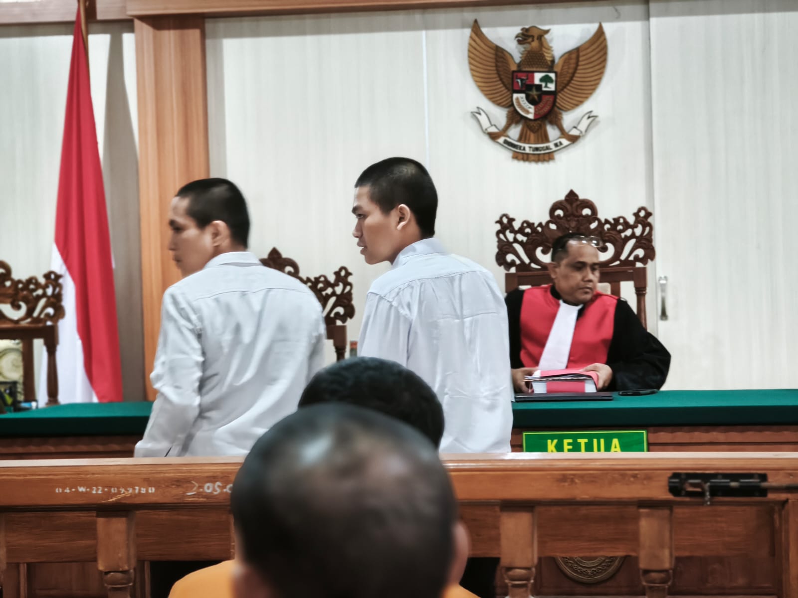 Dua terdakwa Fairuz Imam Nugraha, 20, dan Arief Tri Putra Purba, 20, di PN Denpasar. (Bali Express/I Gede Paramasutha)