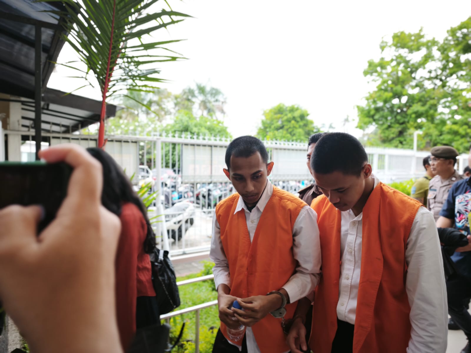 Dua remaja asal Tabanan, Muhammad Ryan Fashya Sahaputra, 18, dan Mochammad Fahmi Himawan, 18, akhirnya dihadapkan ke meja hijau. (Bali Express/I Gede Paramasutha)
