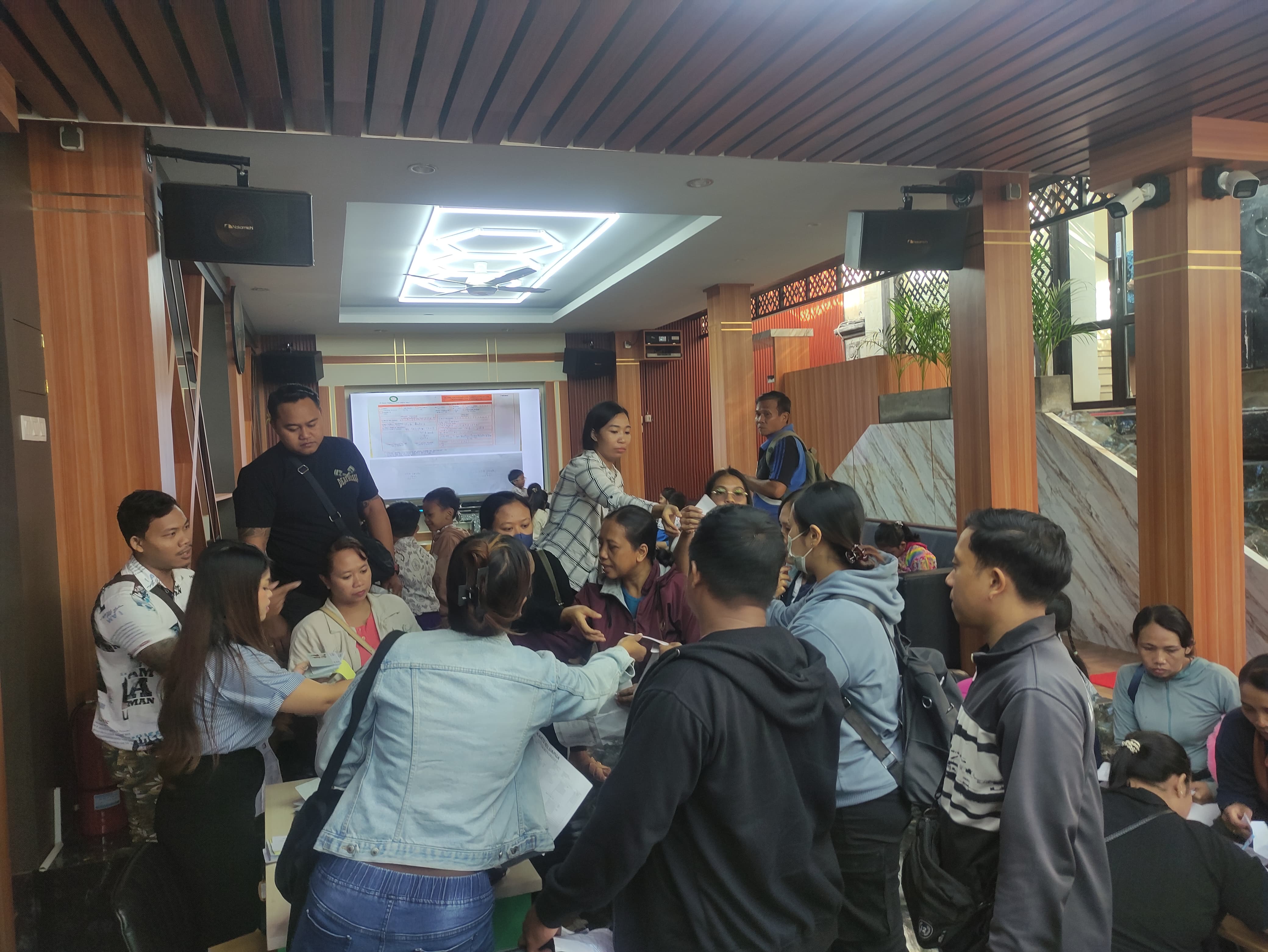 CAIR : Pencairan bantuan ongkos jahit seragam sekolah.