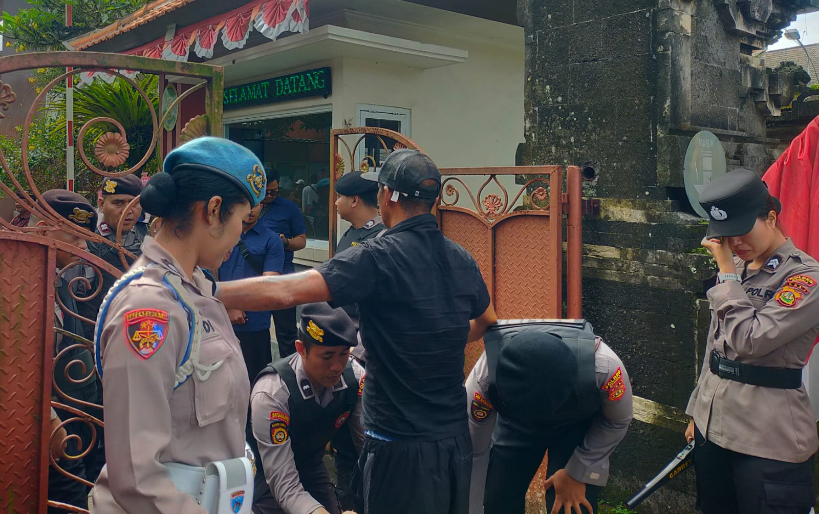 Pengunjung sidang Mangku Luwes diperiksa sebelum masuk ke PN Bangli, Kamis (13/11/2025).