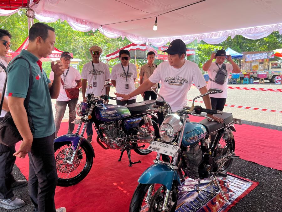 Bupati Jembrana I Made Kembang Hartawan saat menghadiri acara Honda Classic Paradise 2025 di Areal Gelanggang Olahraga (GOR) Kresna Jvara.