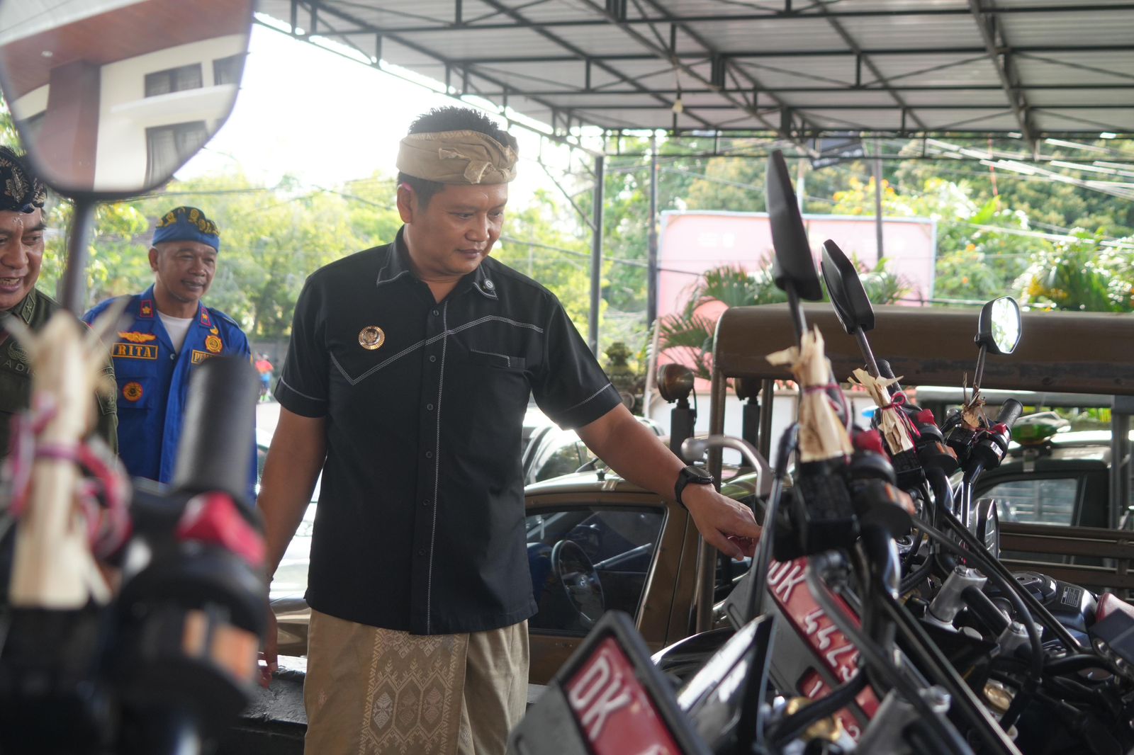Bupati Jembrana I Made Kembang Hartawan menegaskan pentingnya penegakan Perda yang humanis dan beretika saat kunjungan ke Satpol PP. Ia juga menyoroti maraknya PKL dan bangunan tanpa izin di Jembrana.