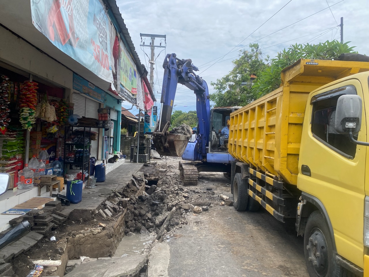 Proses perbaikan saluran irigasi di Jalan Tanah Sampi, Kelurahan Kerobokan Kaja, Kuta Utara, Jumat (14/11).
