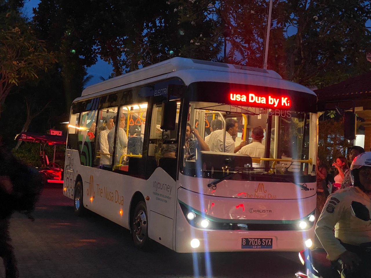 Uji coba penggunaan bus listrik di kawasan The Nusa Dua, Kuta Selatan, Kabupaten Badung, Kamis (13/11).