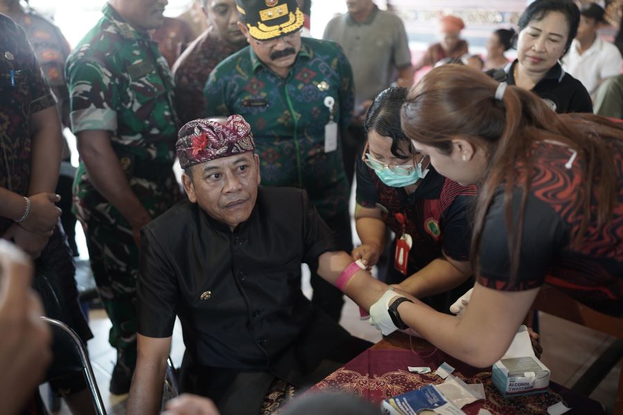Bupati Karangasem I Gusti Putu Parwata hadir dalam pemeriksaan kesehatan di Banjar Dinas Kelod, Desa Antiga, Kecamatan Manggis, Selasa (11/11/2025).