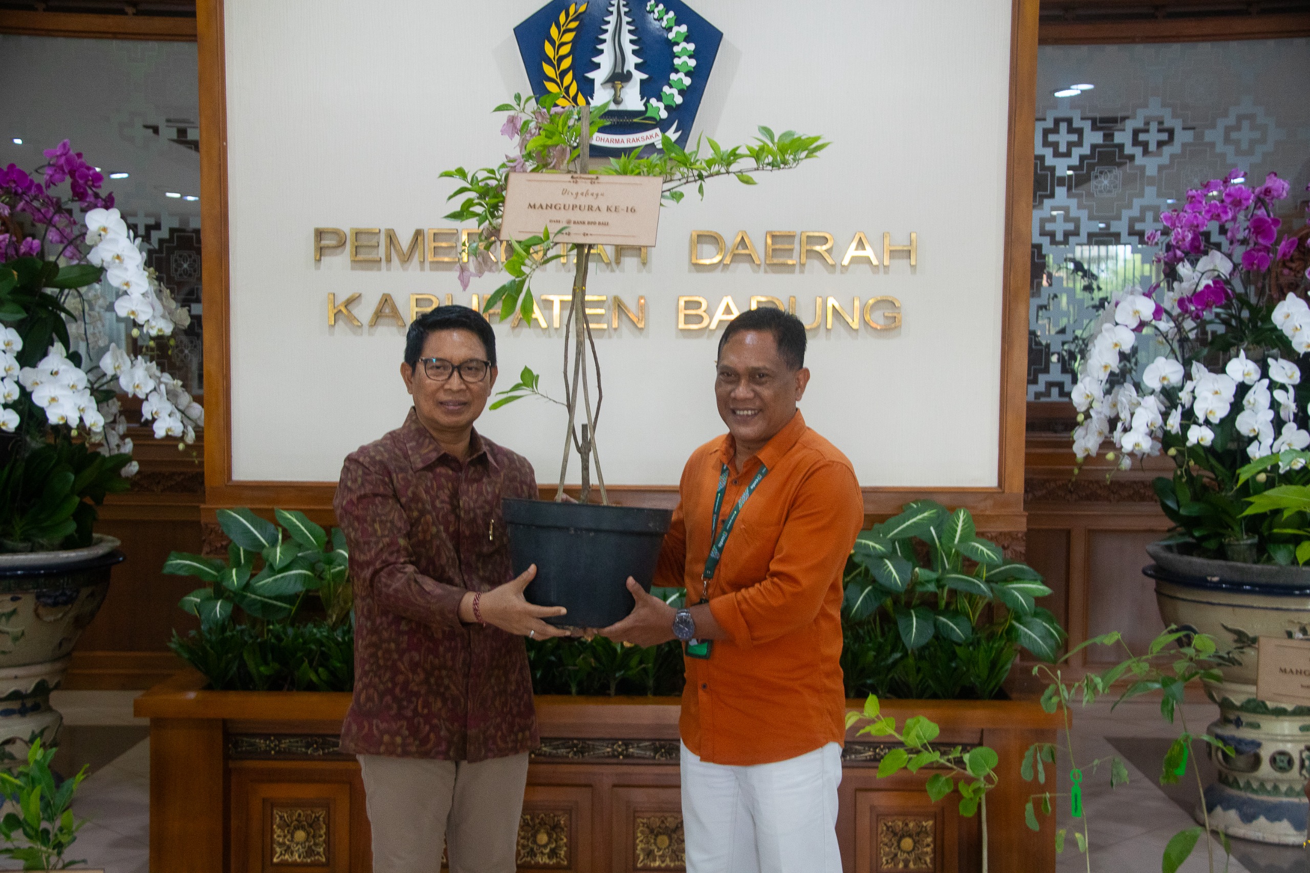 Bupati Adi Arnawa saat menerima 116 bibit pohon tanaman dari Kepala Cabang Mangupura Bank BPD Bali, Ida Bagus Made Surawan di Lobby Kantor Bupati, Puspem Badung, Jumat (14/11).