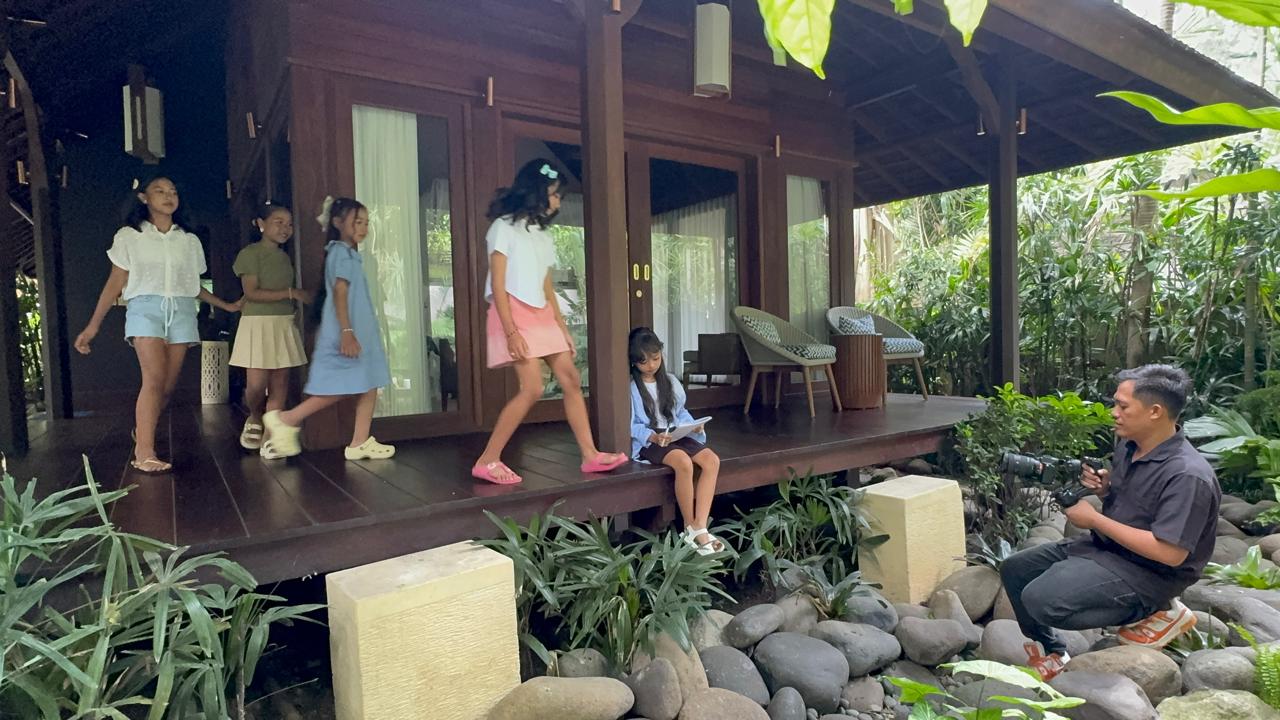 Shooting video klip grup vokal 5UARA di The Suaka Baliaga by Puri Asia, kawasan Batubelig, Seminyak, Badung, belum lama ini.