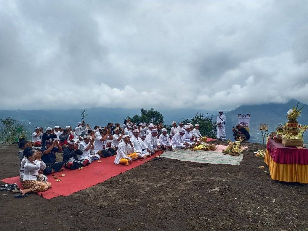 Pemkab Bangli bersama Balai Konservasi Sumber Daya Alam (BKSDA) Bali menggelar upacara&nbsp;Guru Piduka di TWA Penelokan, Kamis (13/11/2025).