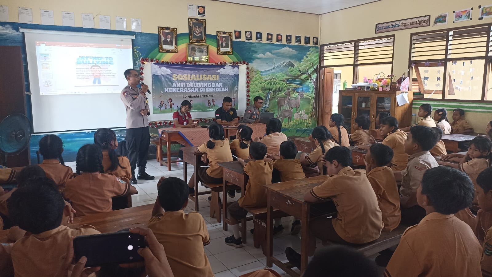 SOSIALISASI : Sosialisasi anti bullying di SD Negeri 2 Temesi, Desa Temesi, Kecamatan Gianyar.