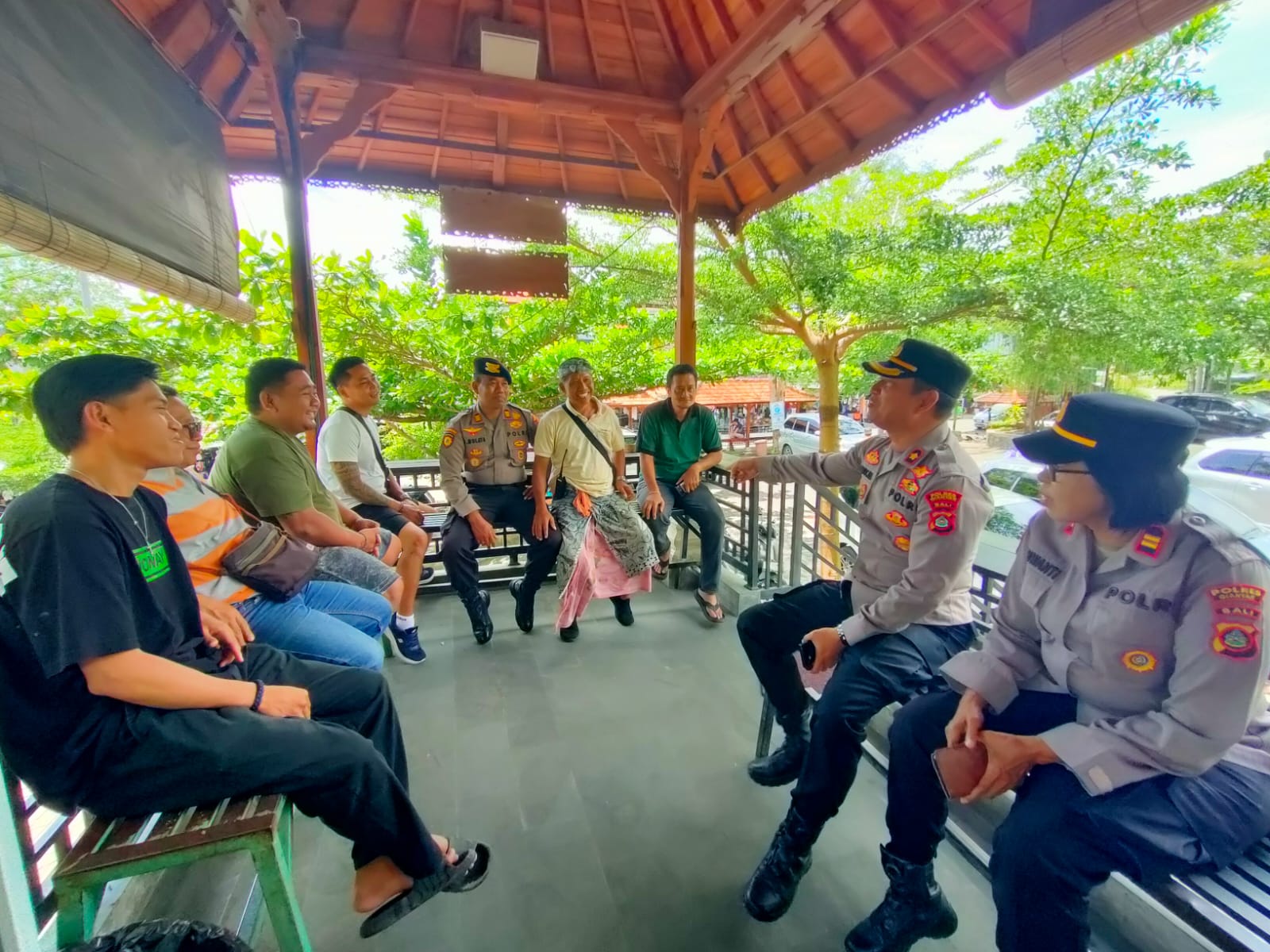 CURHAT : Program Jumat Curhat Polres Gianyar bersama para sopir Travel di Waterfall Tegenungan.