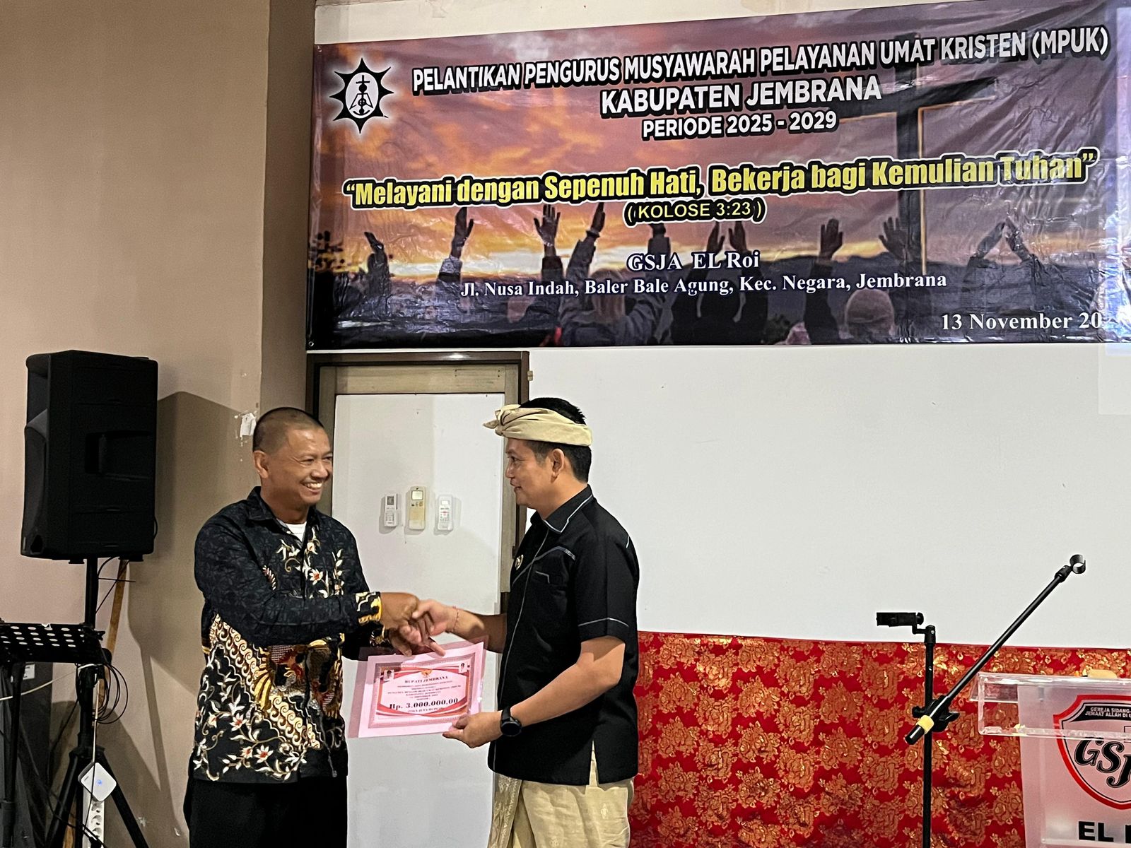 Bupati Jembrana I Made Kembang Hartawan menghadiri pelantikan pengurus MPUK 2025&ndash;2029 di GSJA El Roi Negara. Ia mengajak MPUK memperkuat kerukunan dan menjadi mitra strategis pemerintah daerah