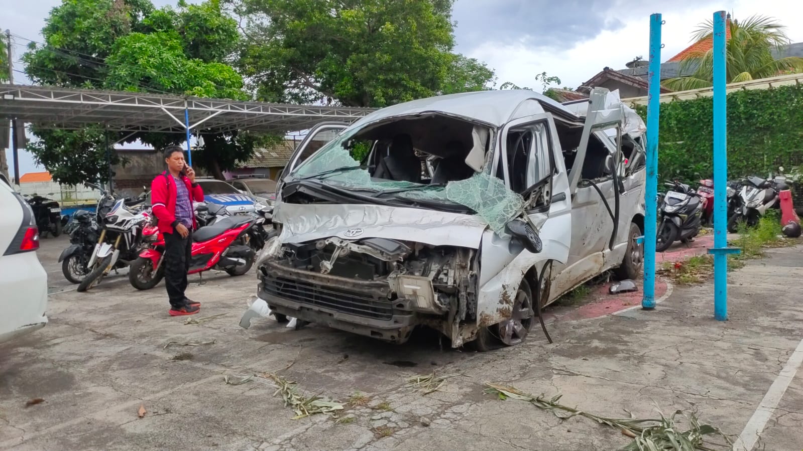 Kendaraan yang ditumpangi wisatawan asal Tiongkok, ringsek dan kini diamankan di bagian Satlantas Polres Buleleng.