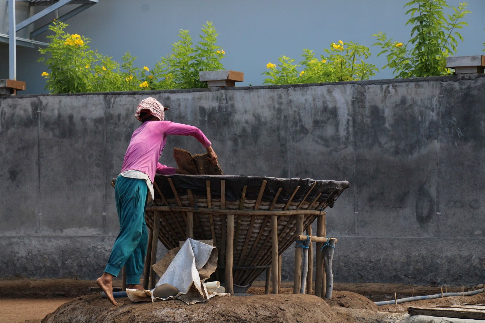 Petani garam Amed saat memproduksi garam.