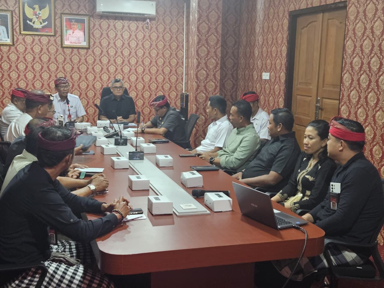 Rapat koordinasi Pengawasan Orang Asing (POA) yang digelar di Ruang Rapat Sekda Tabanan, Kamis (13/11/2025).