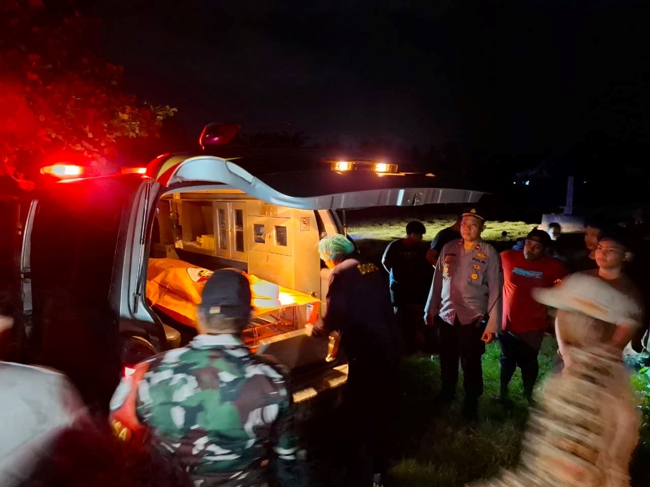 Tim gabungan saat mengevakuasi salah satu korban yang ditemukan di timur Kolam Renang Delod Berawah, Desa Delod Berawah, Kecamatan Mendoyo, Jembrana, Rabu (12/11/2025).