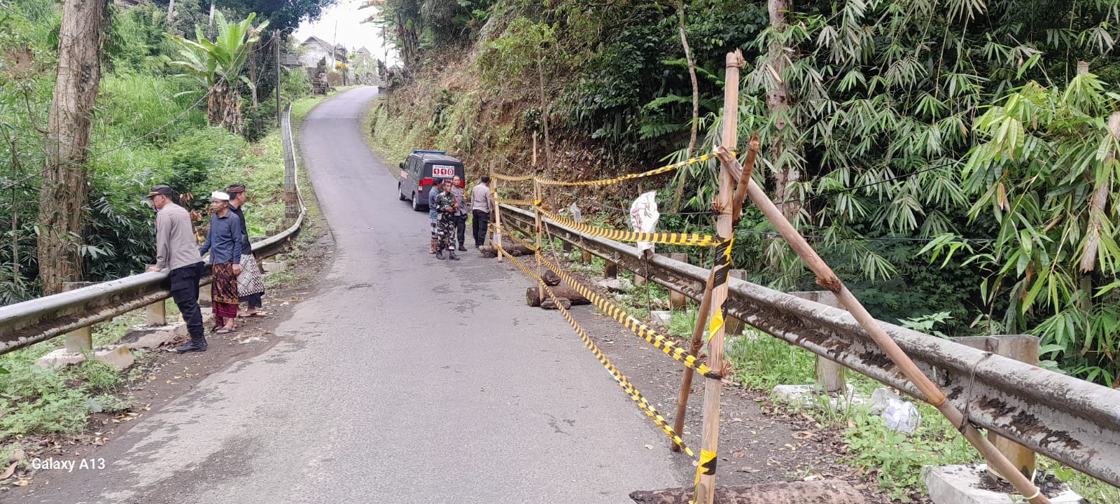 Jalan&nbsp;Banjar Juwuk Bali menuju Banjar Penatahan, Desa Susut, Kecamatan Susut, Kabupaten Bangli, dipasangi penanda karena mengkhawatirkan.&nbsp;