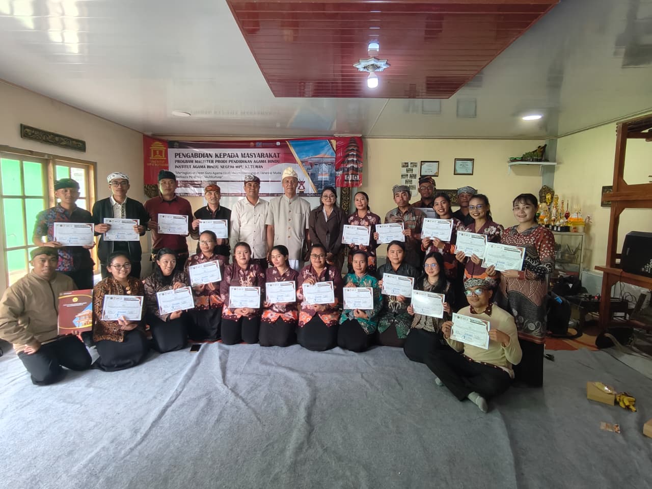 Puluhan Kelompok Kerja Guru (KKG) Pendidikan Agama Hindu Kabupaten pasuruan saat mengikuti kegiatan Pengabdian masyarakat Program Pasca Sarjana IMK, Sabtu (15/11)